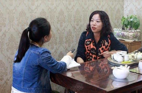 孙子上学的路不好走。堵住汽车很难进入山区。利川老人花了6万元来修复这座