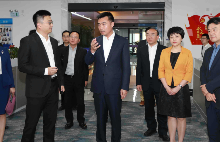 王石谢幕：他的“斗争”与他的时代