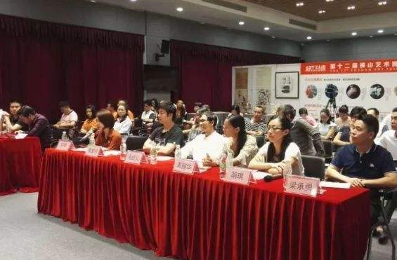该企业带着公章进入大学校园，并在毕业典礼上签署了“第二次”聘用合同