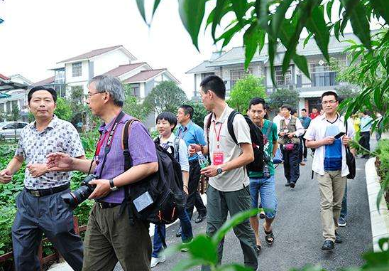 2100多人聚集在现代制造业。武汉大学毕业生网下招聘会升温