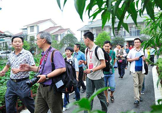 在湖北大学的毕业典礼上，校长表达了他对毕业生的深情:“爱你，爱你，更爱